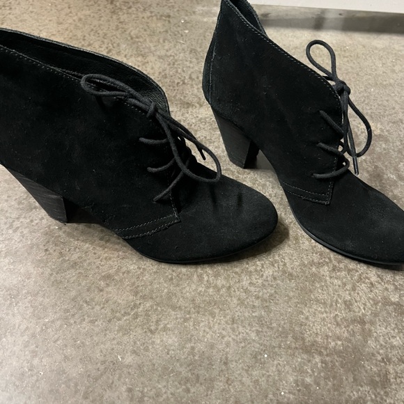 3/$10 🏷️ Faux suede lace up booties - Picture 2 of 9